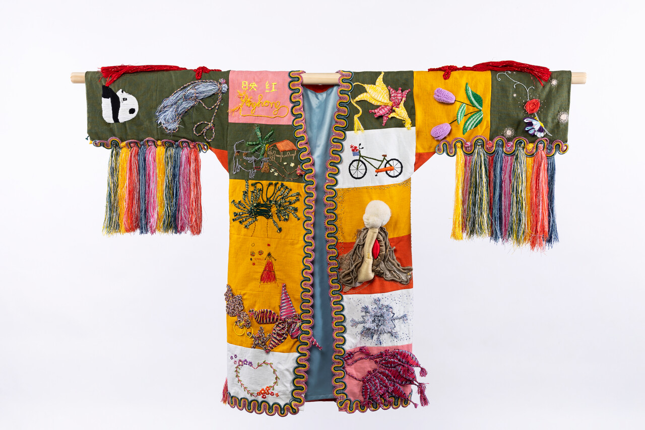 Coat of Many Colors, het eindresultaat van de derde serie Bindweefsel onder leiding van kunstenaar Theodorus Johannes. Foto: Kevita Junior